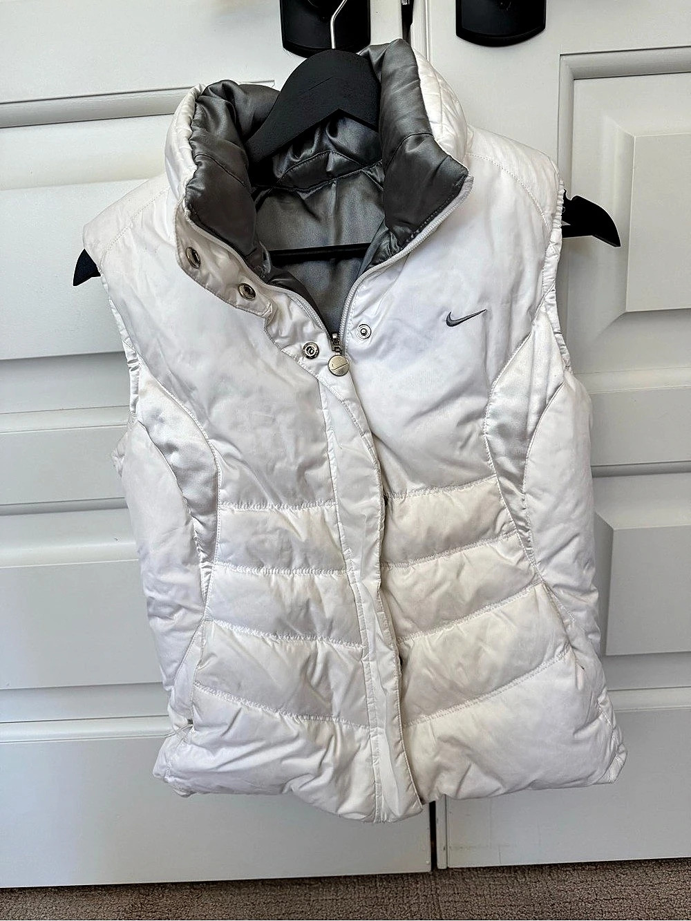 Nike Reversible Puffer Vest in White & Gray Size Medium